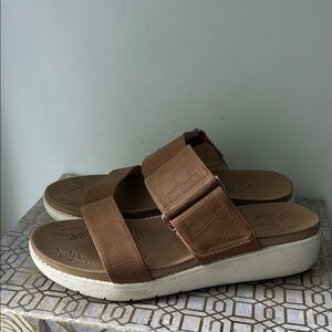 CL by Laundry Platform Slip On Thick Strappy Sandals Women's size 8